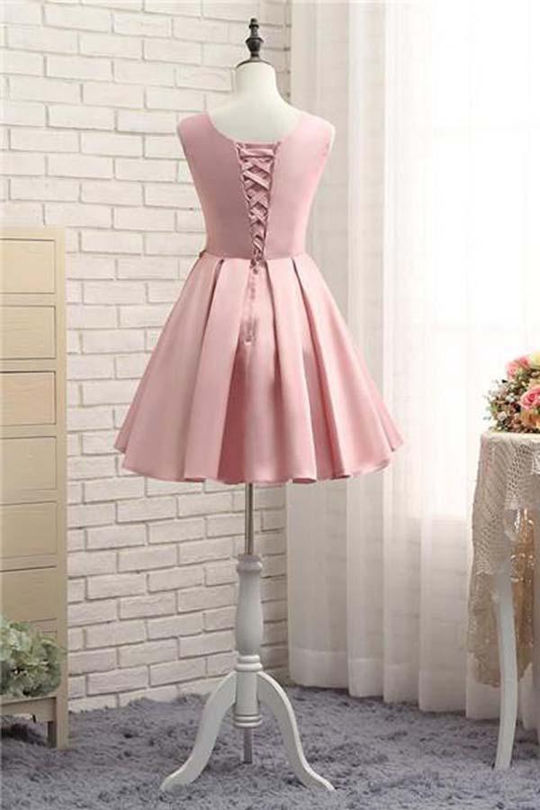 Vestido de fiesta corto de satén con apliques dorados