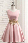 Vestido de fiesta corto de satén con apliques dorados