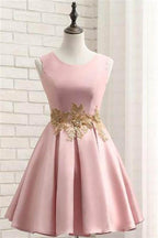 Vestido de fiesta corto de satén con apliques dorados