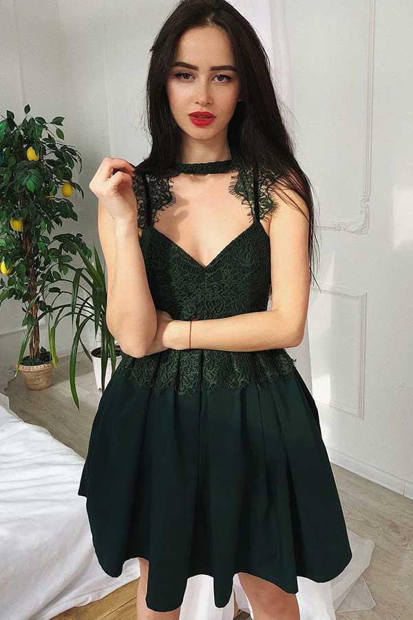 Vestido de graduación plisado con aberturas y encaje
