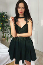 Vestido de graduación plisado con aberturas y encaje