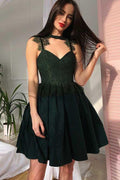 Vestido de graduación plisado con aberturas y encaje