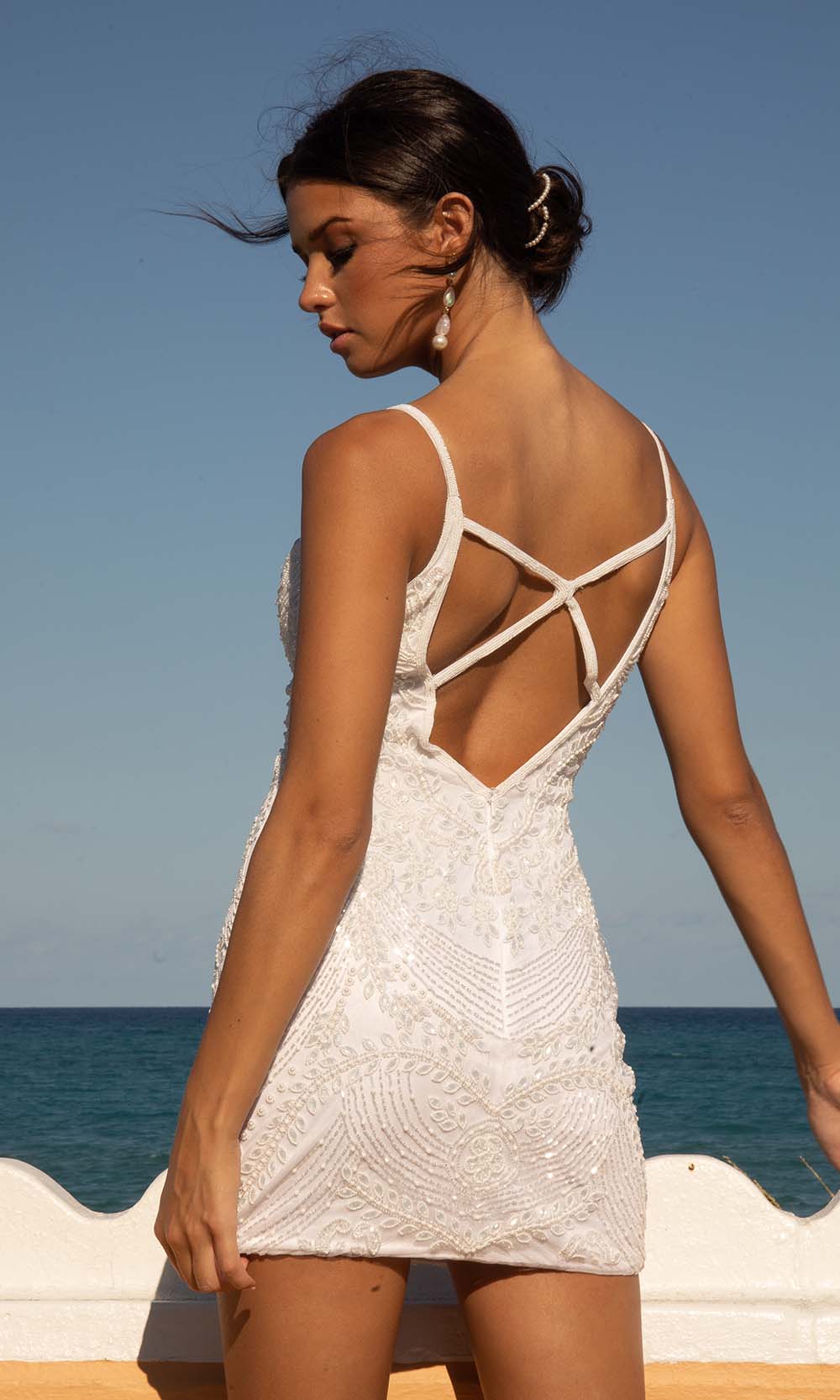 Vestido de novia corto sin mangas con escote en V pronunciado