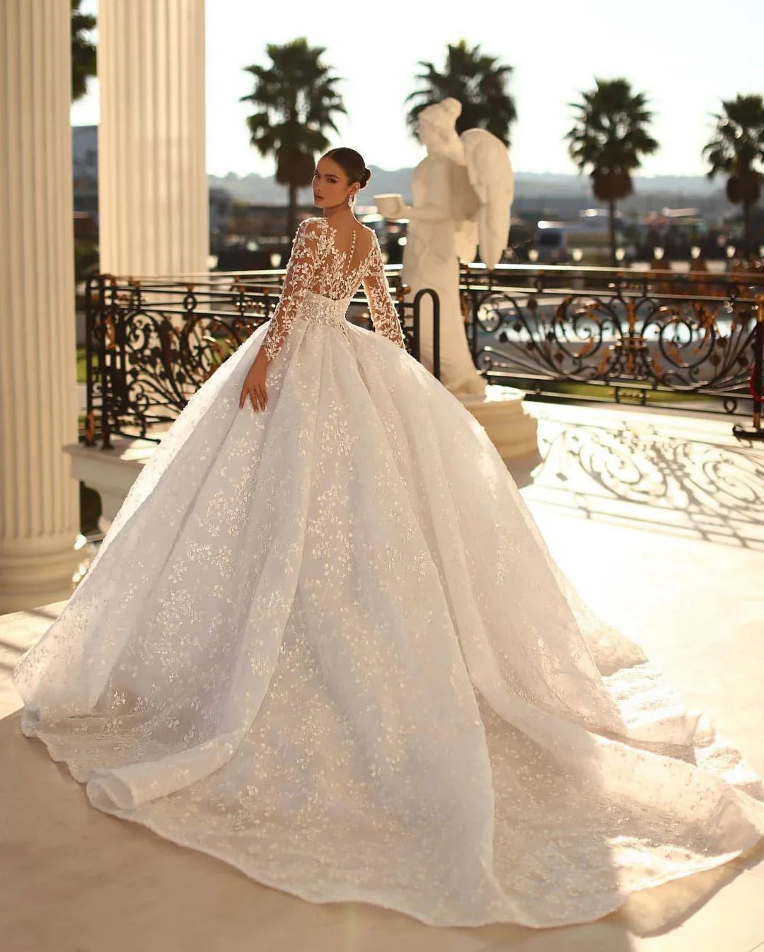 Vestido de novia de encaje con cuello en V, corte princesa, línea A y manga larga