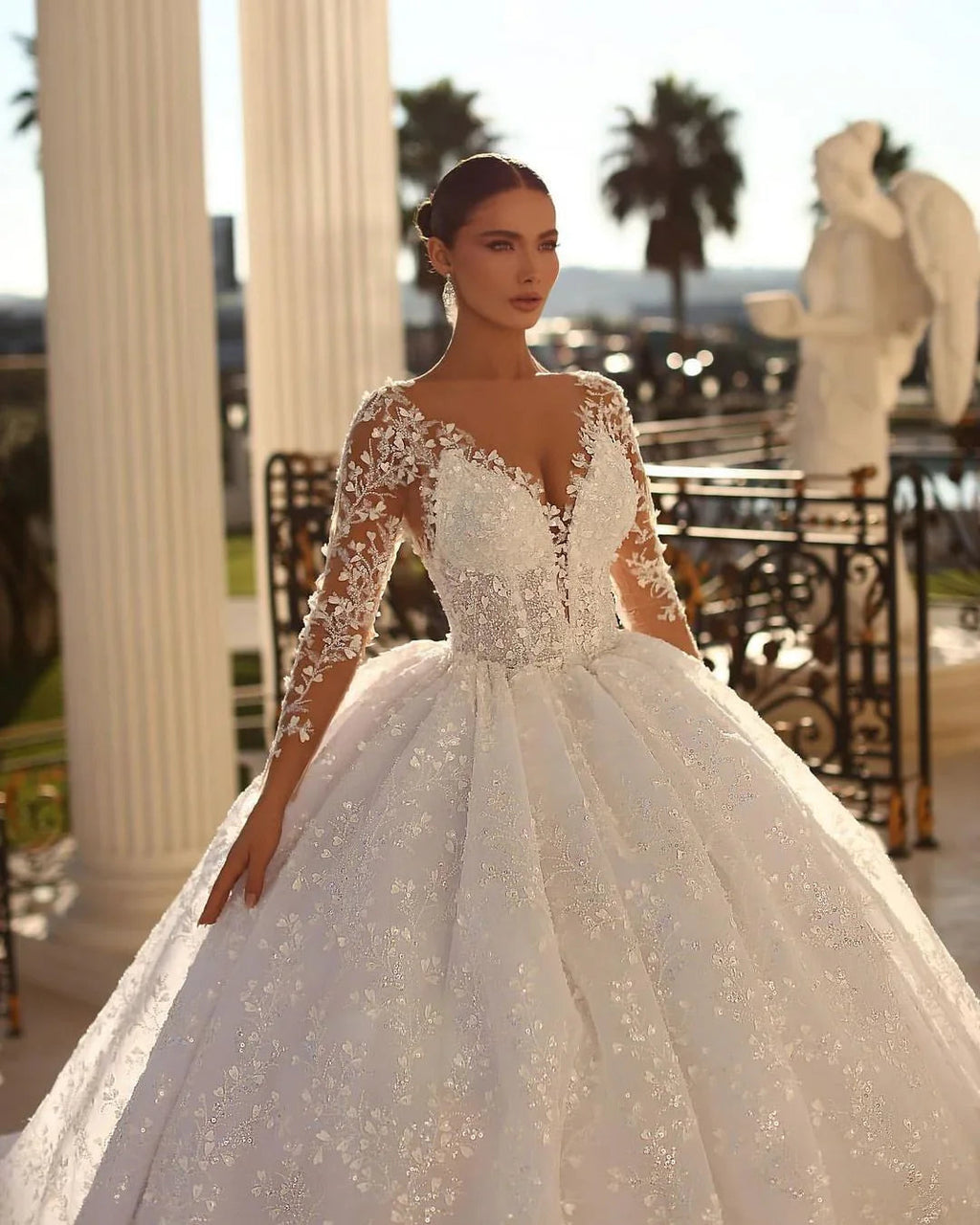 Vestido de novia de encaje con cuello en V, corte princesa, línea A y manga larga