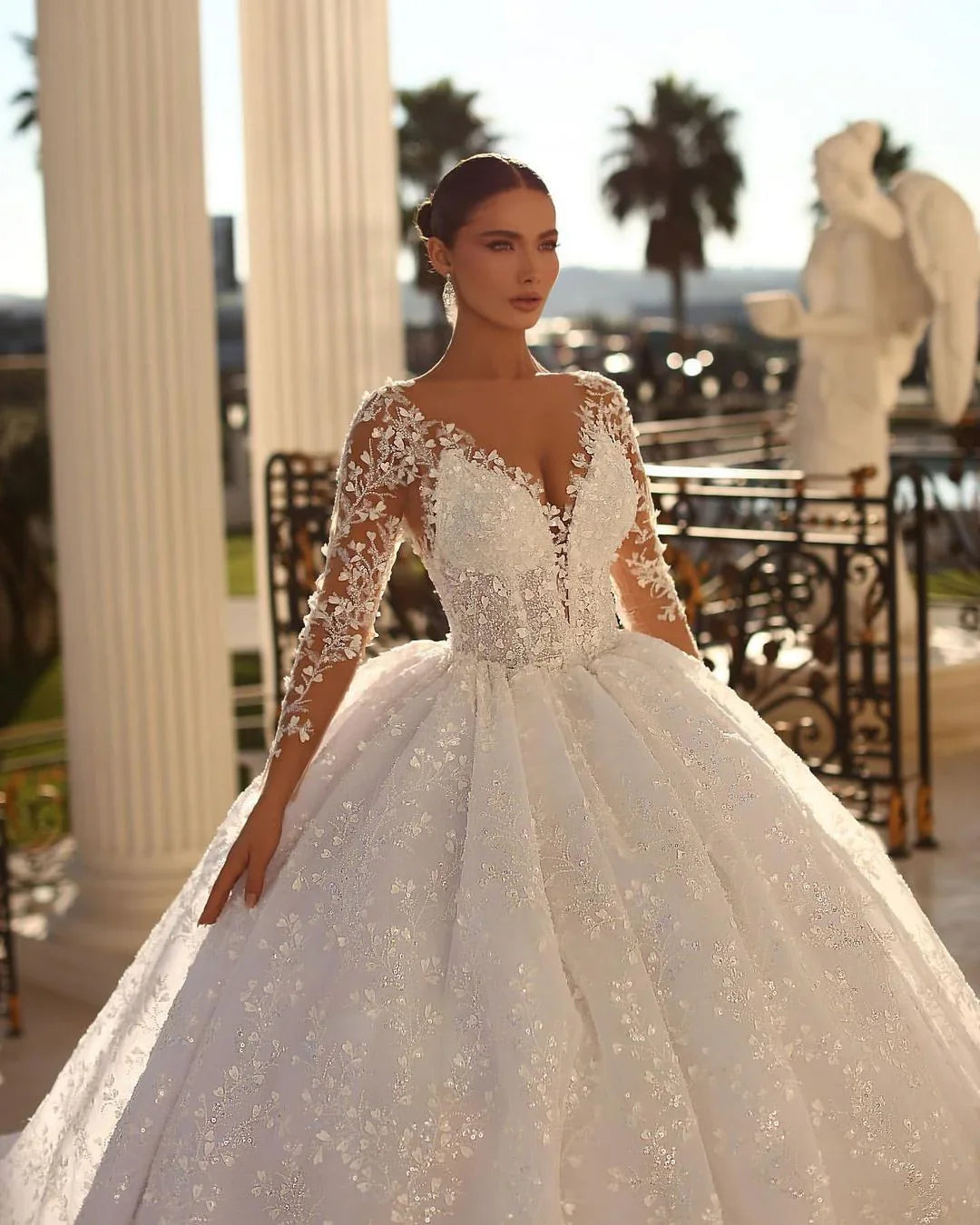 Vestido de novia de encaje con cuello en V, corte princesa, línea A y manga larga