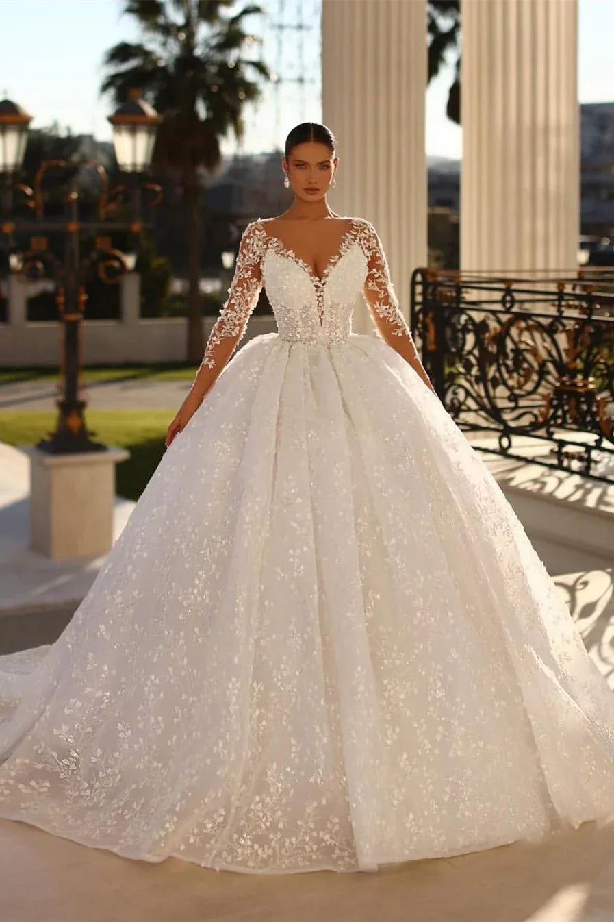 Vestido de novia de encaje con cuello en V, corte princesa, línea A y manga larga