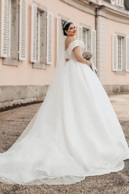 Langes Prinzessinnen-Brautkleid aus Organza und Satin mit A-Linie, V-Ausschnitt und Carmen-Trägern