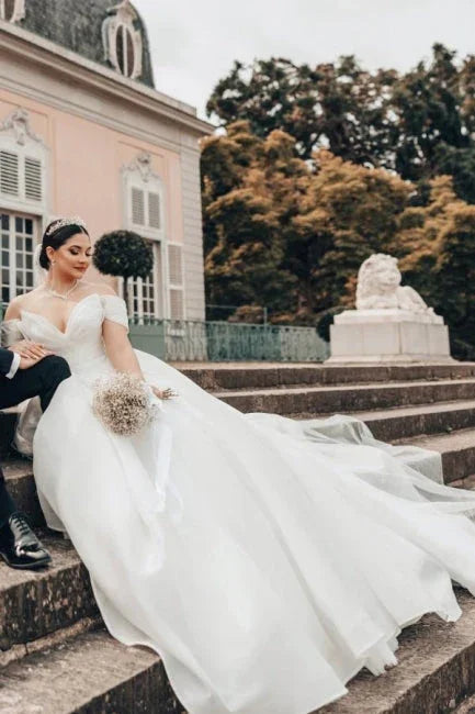 Langes Prinzessinnen-Brautkleid aus Organza und Satin mit A-Linie, V-Ausschnitt und Carmen-Trägern