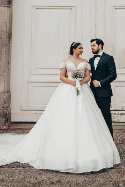 Langes Prinzessinnen-Brautkleid aus Organza und Satin mit A-Linie, V-Ausschnitt und Carmen-Trägern