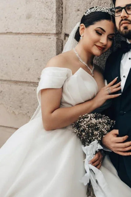 Langes Prinzessinnen-Brautkleid aus Organza und Satin mit A-Linie, V-Ausschnitt und Carmen-Trägern