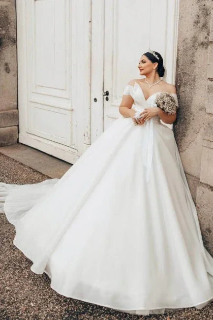 Langes Prinzessinnen-Brautkleid aus Organza und Satin mit A-Linie, V-Ausschnitt und Carmen-Trägern