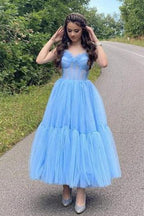 Prinzessinnen-Abendkleid aus hellblauem Tüll