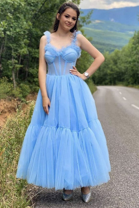 Prinzessinnen-Abendkleid aus hellblauem Tüll