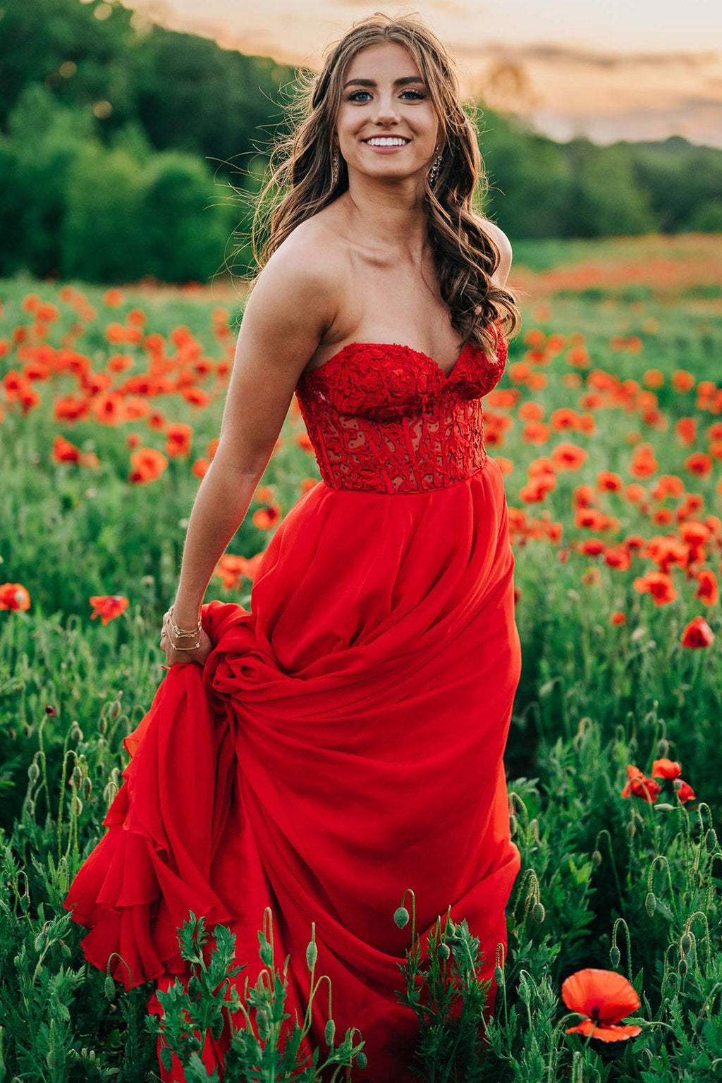 Schulterfreies, A-Linien-Abendkleid aus Chiffon mit Applikationen und Schnürung 