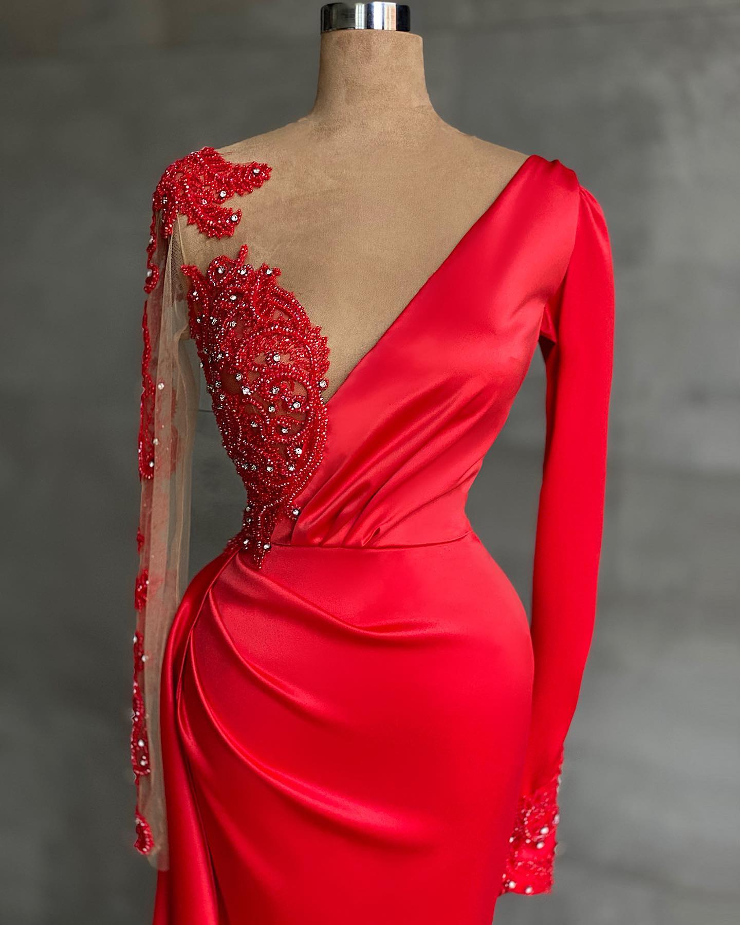 Rotes, langärmeliges Meerjungfrauen-Abendkleid mit Perlenstickerei und V-Ausschnitt im Angebot