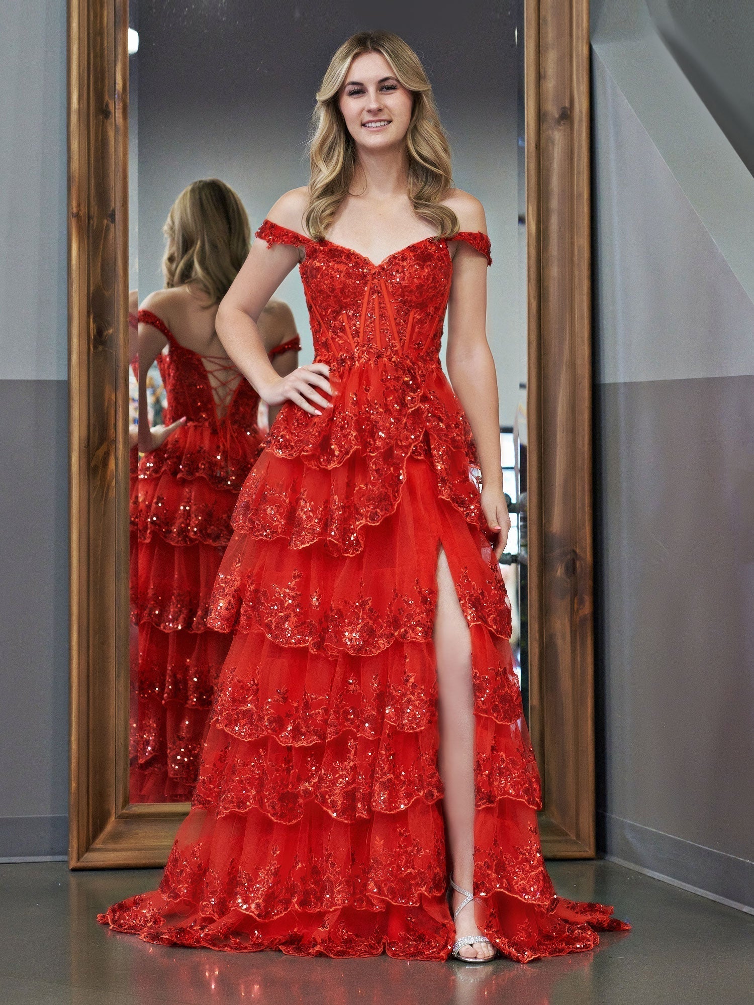 A-Linien-Abendkleid mit schulterfreiem Korsett und Spitzenrüschen