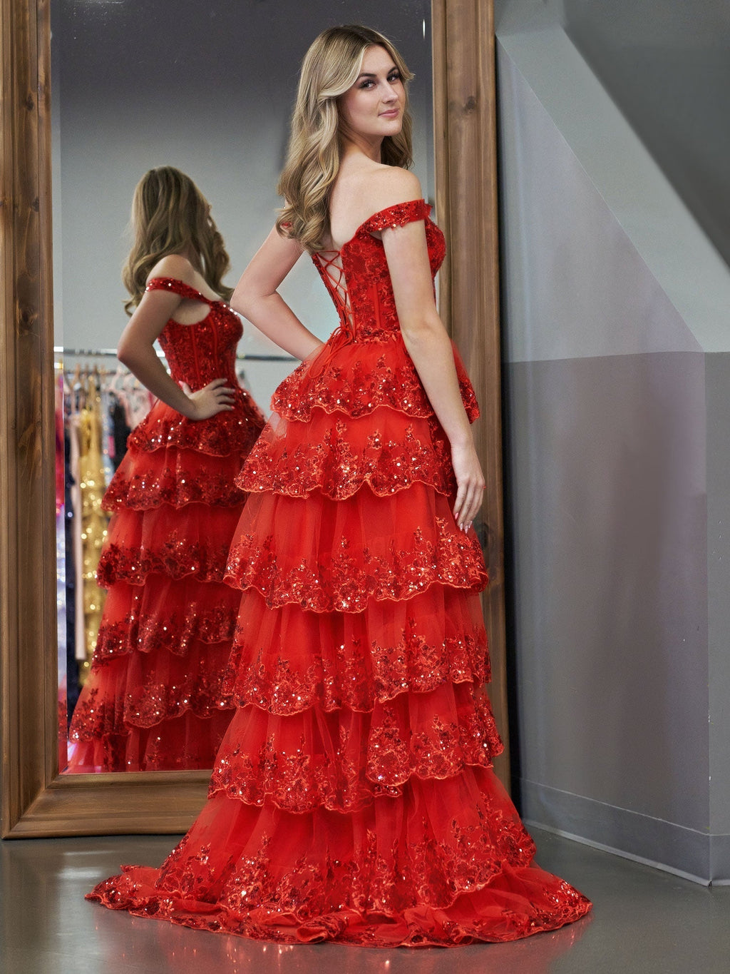 A-Linien-Abendkleid mit schulterfreiem Korsett und Spitzenrüschen