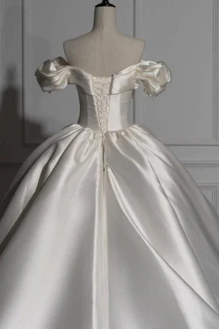 Romantische schulterfreie Ballkleider aus Satin für die Hochzeit