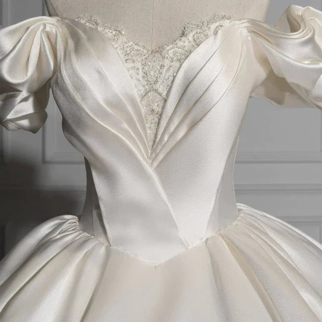 Romantische schulterfreie Ballkleider aus Satin für die Hochzeit