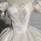 Romantische schulterfreie Ballkleider aus Satin für die Hochzeit