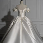 Romantische schulterfreie Ballkleider aus Satin für die Hochzeit
