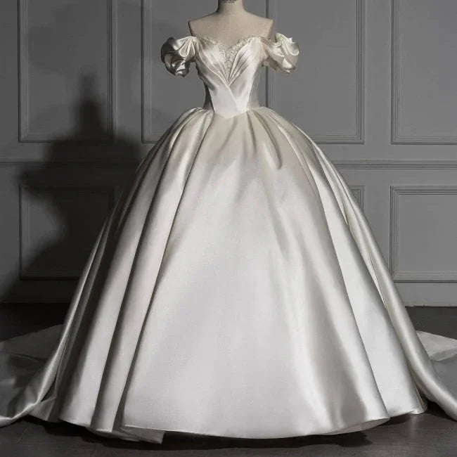 Romantische schulterfreie Ballkleider aus Satin für die Hochzeit