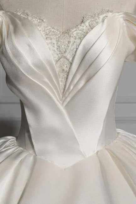 Romantische schulterfreie Ballkleider aus Satin für die Hochzeit