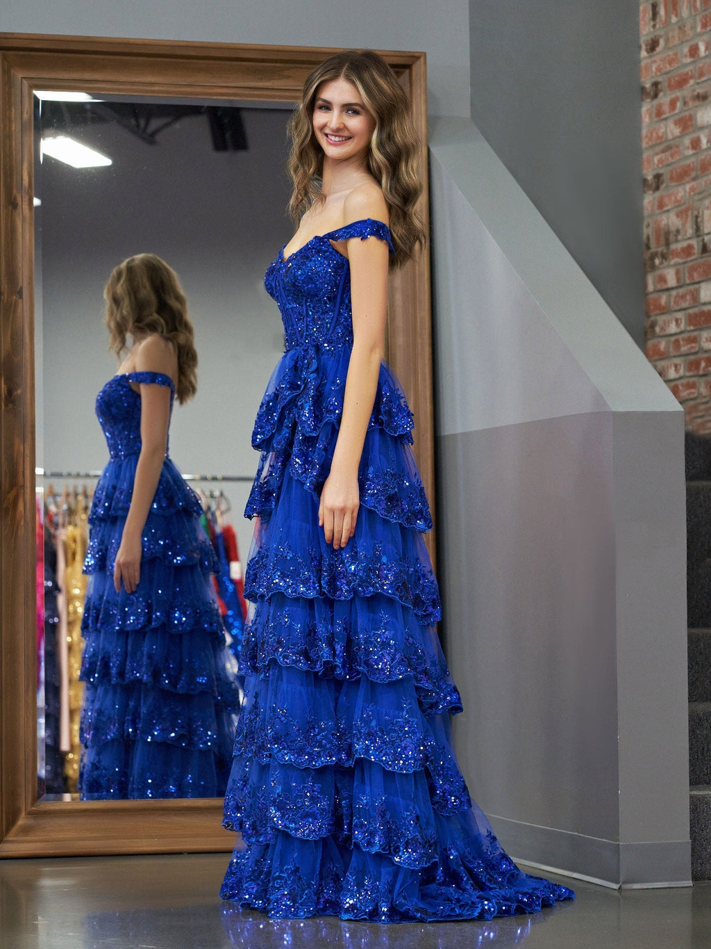 Vestido de fiesta estilo princesa, corte A, hombros descubiertos, corsé y volantes de encaje