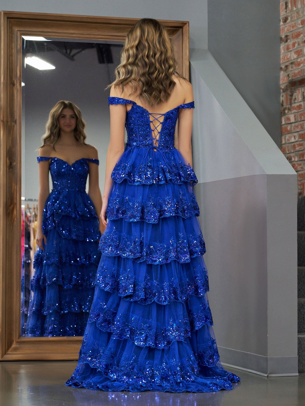 Vestido de fiesta estilo princesa, corte A, hombros descubiertos, corsé y volantes de encaje