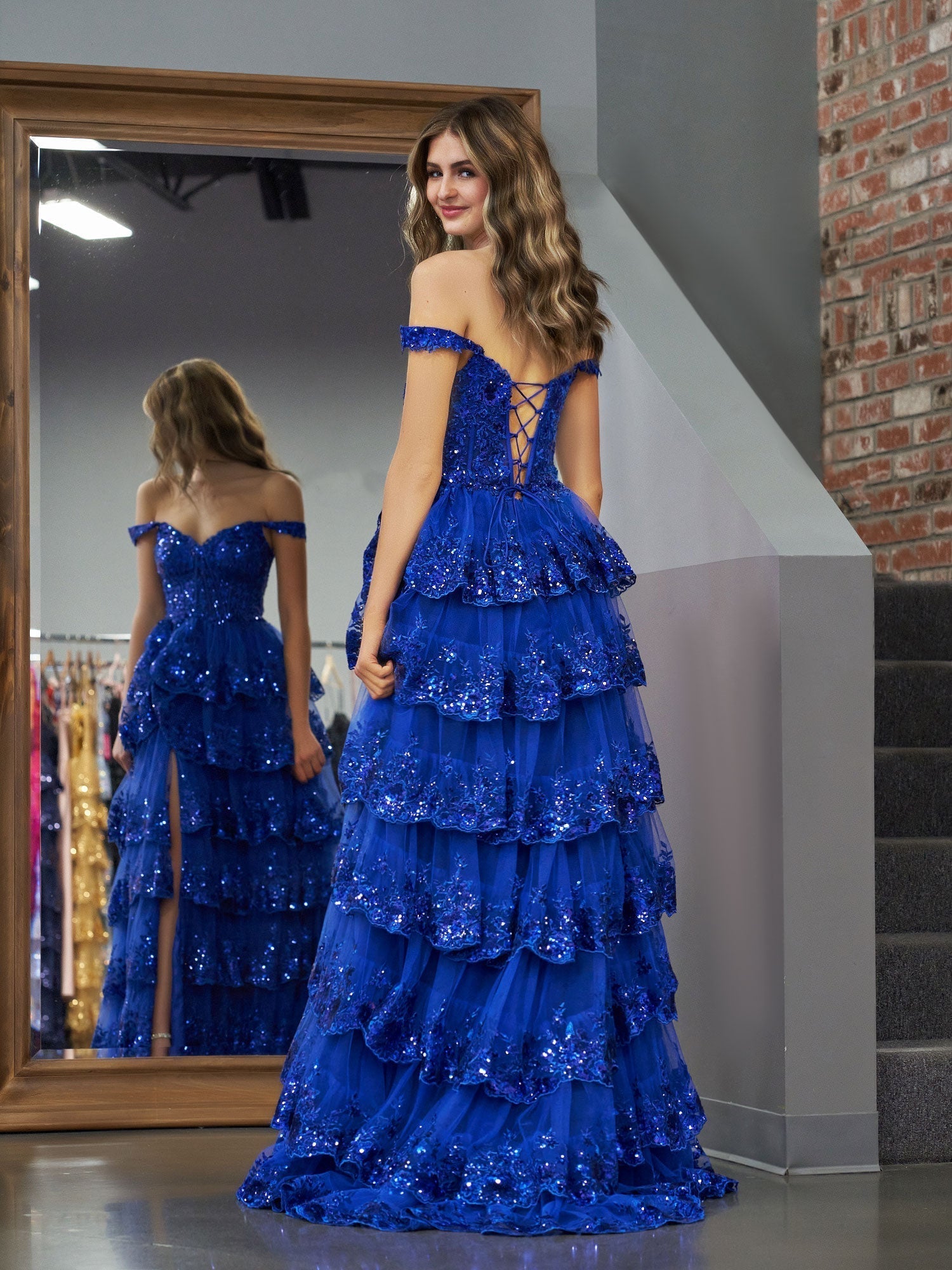 Vestido de fiesta estilo princesa, corte A, hombros descubiertos, corsé y volantes de encaje