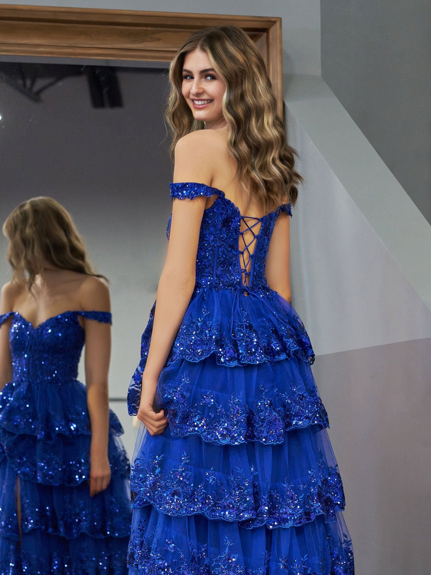 Vestido de fiesta estilo princesa, corte A, hombros descubiertos, corsé y volantes de encaje