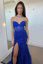 Vestido de fiesta de sirena con corsé sin tirantes y encaje con abertura