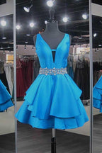 Vestidos de fiesta cortos de satén con cuello de pico y abalorios