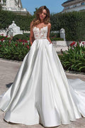 Satin-A-Linien-Brautkleid mit Ausschnitt, Taschen und Spitzenapplikationen
