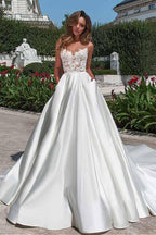 Satin-A-Linien-Brautkleid mit Ausschnitt, Taschen und Spitzenapplikationen