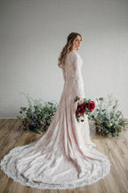 Transparentes Brautkleid mit langen Ärmeln, Spitze und hohem Ausschnitt