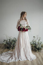 Transparentes Brautkleid mit langen Ärmeln, Spitze und hohem Ausschnitt