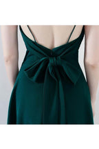Einfaches, schickes Homecoming-Kleid mit V-Ausschnitt und Trägern