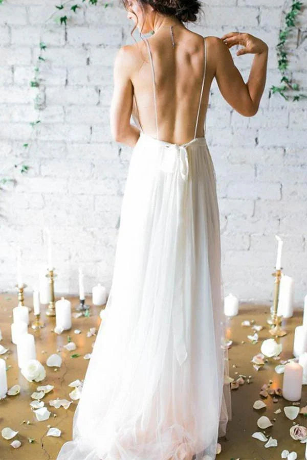 Sencillo vestido de novia color marfil con escote pronunciado en V, cola y tirantes