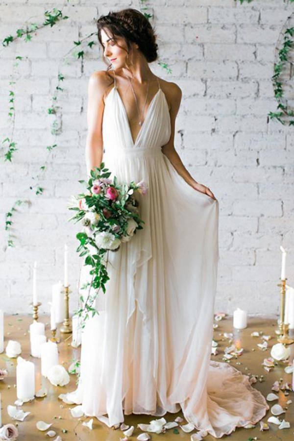Sencillo vestido de novia color marfil con escote pronunciado en V, cola y tirantes