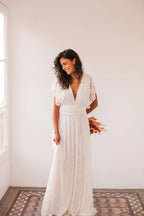Vestido de novia sencillo, largo, de corte A, espalda abierta, sin mangas, escote en V y encaje