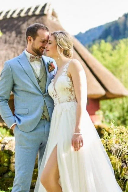 Schlichtes, langes A-Linien-Brautkleid aus Tüll und Spitze mit V-Ausschnitt, ärmellos und mit Schlitz