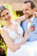 Schlichtes, langes A-Linien-Brautkleid aus Tüll und Spitze mit V-Ausschnitt, ärmellos und mit Schlitz