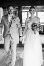 Schlichtes, langes A-Linien-Brautkleid aus Tüll und Spitze mit V-Ausschnitt, ärmellos und mit Schlitz