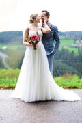 Schlichtes, langes A-Linien-Brautkleid aus Tüll und Spitze mit V-Ausschnitt, ärmellos und mit Schlitz