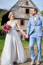 Schlichtes, langes A-Linien-Brautkleid aus Tüll und Spitze mit V-Ausschnitt, ärmellos und mit Schlitz