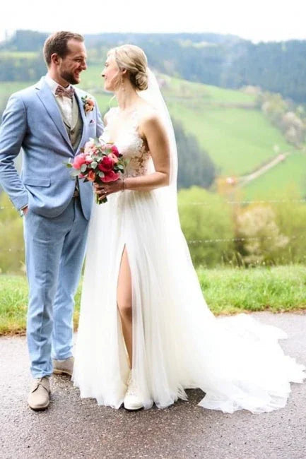 Schlichtes, langes A-Linien-Brautkleid aus Tüll und Spitze mit V-Ausschnitt, ärmellos und mit Schlitz