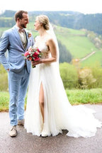 Schlichtes, langes A-Linien-Brautkleid aus Tüll und Spitze mit V-Ausschnitt, ärmellos und mit Schlitz