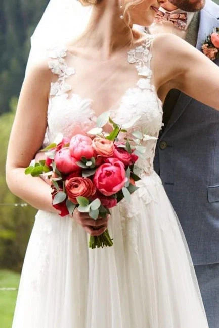 Schlichtes, langes A-Linien-Brautkleid aus Tüll und Spitze mit V-Ausschnitt, ärmellos und mit Schlitz
